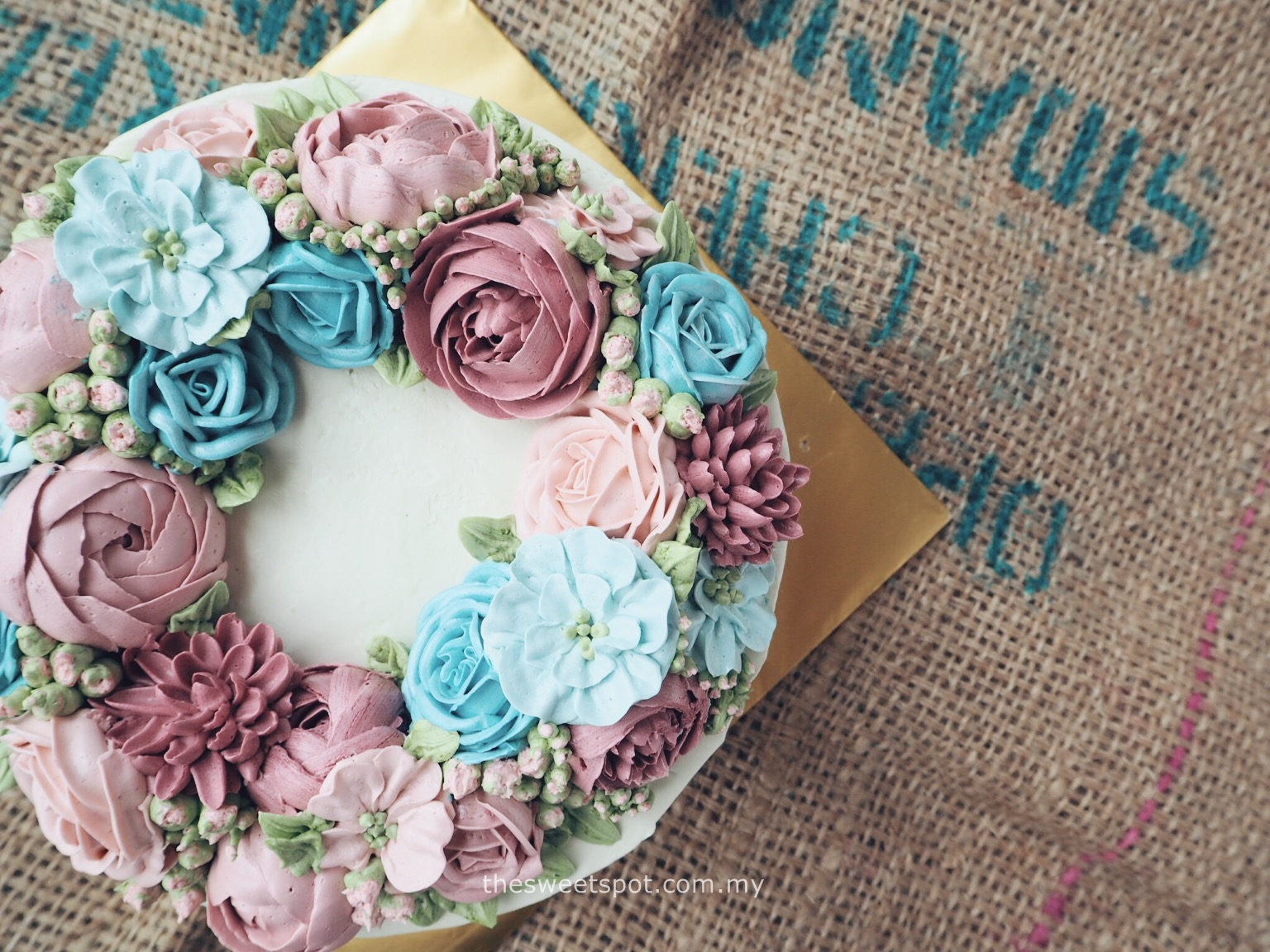 8 inches cake with blue and pink flower