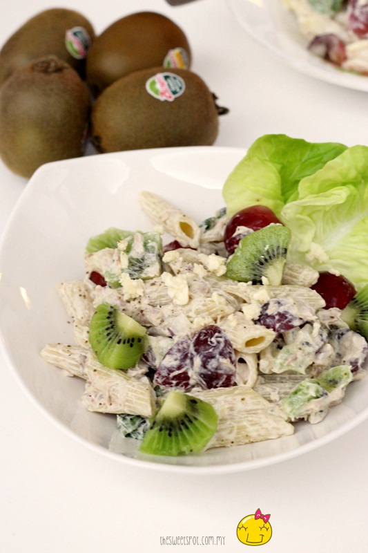 Tuna pasta salad with kiwi and grapes