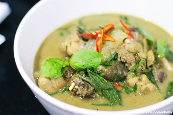 Thai Green Curry (Kaeng Kiaw Wan Kai)